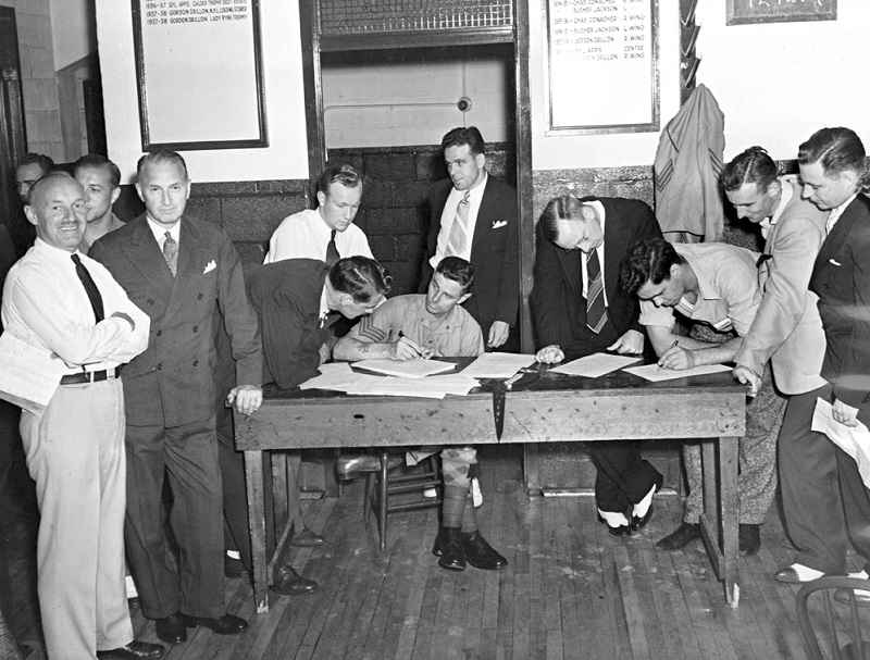 Conn Smythe's winning horse rare jewel, how did conn smythe raise money to build Maple Leaf Gardens?