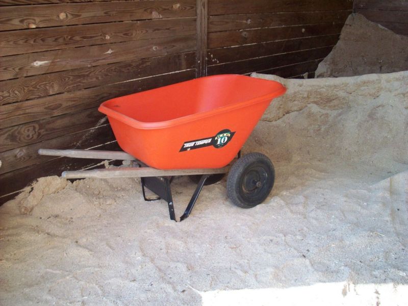 type of horse bedding, stall bedding, wood shavings horse barn, straw bedding equine, peat moss horse bedding